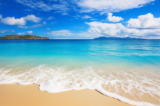 Imagen de paisaje de playa blanca tropical y el mar azul