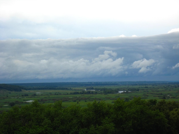 Imagen de un paisaje sombrío con grandes nubes lluviosas