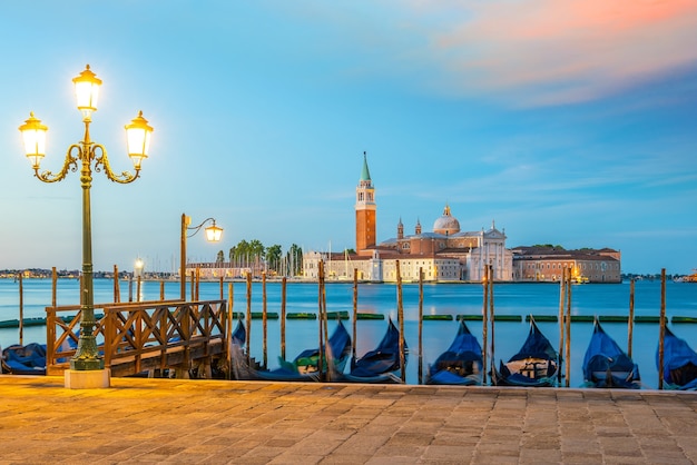 Imagen del paisaje urbano de Venecia, en Italia durante el amanecer con góndolas