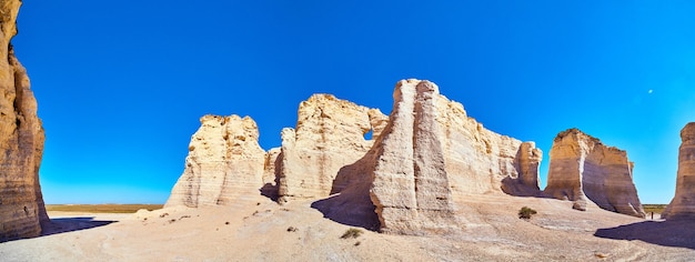 Imagen de Panorama de monumentos de roca vertical blanco y beige contra el cielo azul