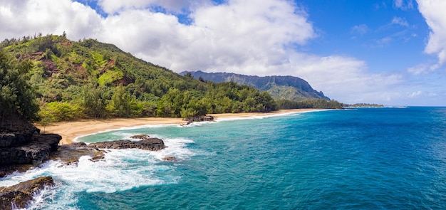 Foto imagen panorámica aérea de la costa sobre la playa de lumahai en la isla hawaiana de kauai