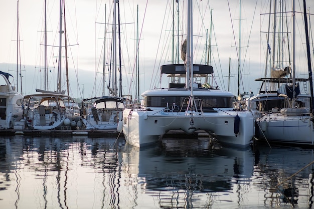 Imagen panorámica de barcos blancos en un puerto en un día nublado