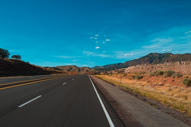 Imagen panorámica de una carretera escénica EE.UU. Highland road