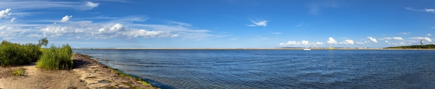 Imagen panorámica de una desembocadura del río Swina en Swinoujscie, Polonia