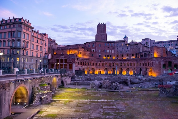 Imagen panorámica del Foro de Trajano por la mañana en Roma, Italia.