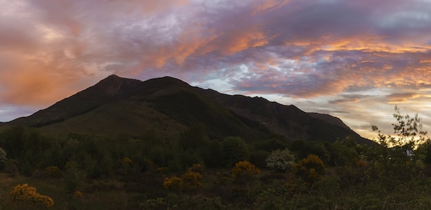 Imagen panorámica del hermoso cielo espectacular de Glen Coe en la puesta de sol en verano, Glen Coe, Escocia