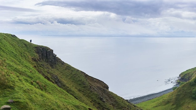 Imagen panorámica de hermosos paisajes impresionantes Lealt Gorge y el borde de un acantilado, Isla de Skye, Escocia