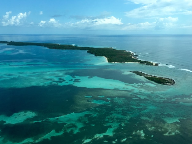 Imagen panorámica del mar en calma