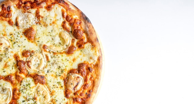 Imagen panorámica de pizza de cuatro quesos con espacio para texto sobre fondo blanco.