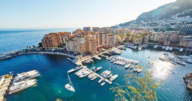 Imagen panorámica de port fontvieille monaco vista superior de monaco ville azur agua reflejos del sol en...