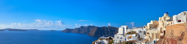 Imagen panorámica del pueblo de Oia, isla de Santorini, Grecia