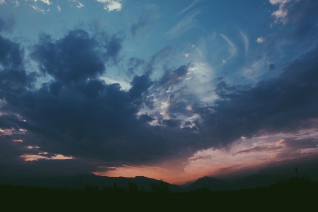 Foto imagen panorámica de las siluetas de las montañas contra el cielo