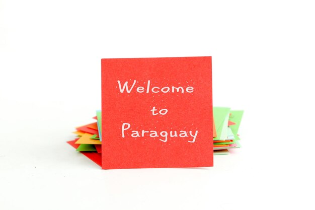 imagen de un papel de nota rojo con el texto bienvenido a Paraguay