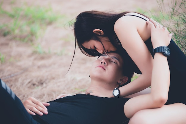 Imagen de una pareja asiática enamorada diviérteteConcepto de gente felizGente de TailandiaEl amor lo es todoConcepto del día de San Valentín