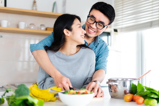 imagen de una pareja cocinando juntos