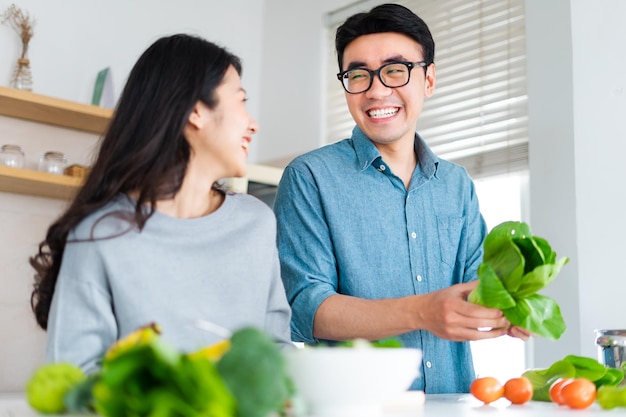 imagen de una pareja cocinando juntos