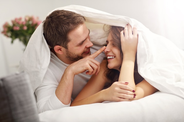 Imagen de una pareja feliz en el dormitorio