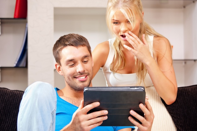 imagen de pareja feliz con tablet pc