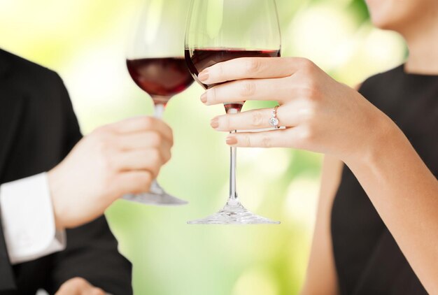 Imagen de la pareja de novios con copas de vino en el restaurante