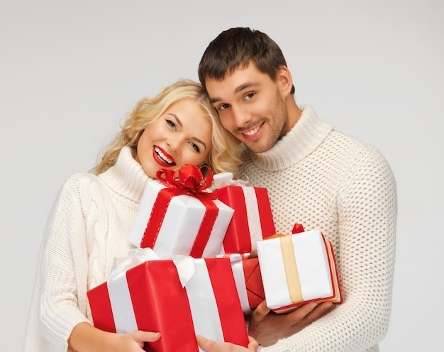 imagen de pareja romántica en suéteres con cajas de regalo