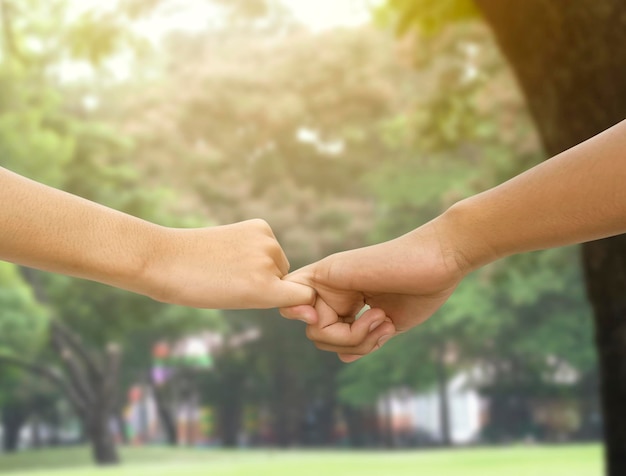 Imagen de una pareja tomándose de la mano en un parque