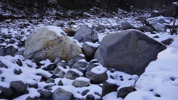 Imagen pequeña cascada con piedras