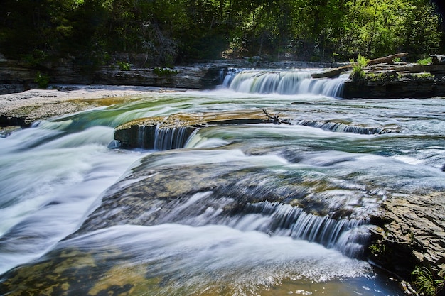 Imagen de pequeñas cascadas en el río