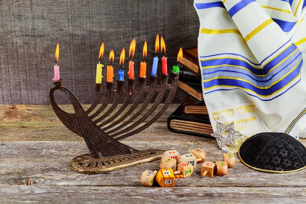 Imagen de bajo perfil del fondo judío de Hanukkah con candelabros tradicionales de menorah y velas encendidas