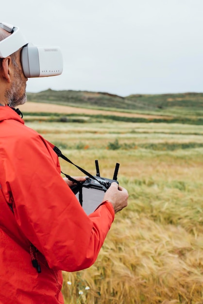 Imagen de persona con gafas para manejar el dron y controlar Grabaciones aéreas Concepto de tecnología