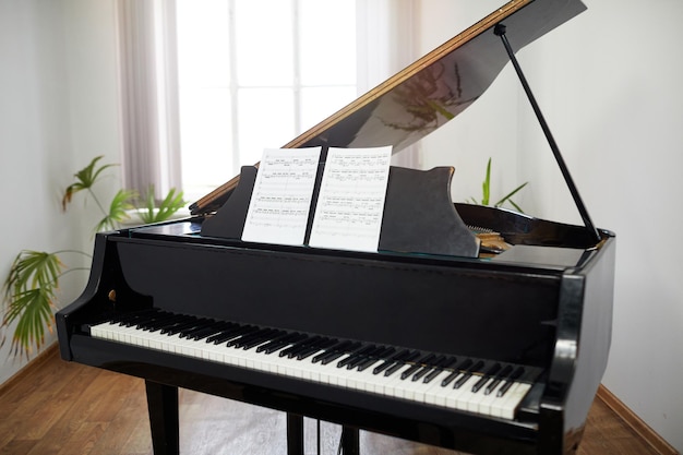 Imagen de piano de cola con partituras para pianista para tocar música clásica en el aula