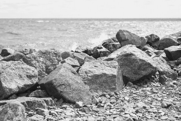 Imagen de piedras a la orilla del mar. Técnica mixta