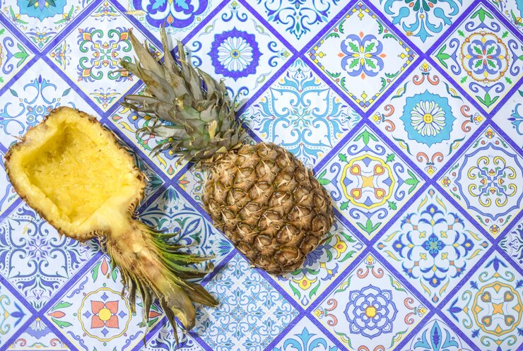 Imagen de piñas maduras con fondo azul.