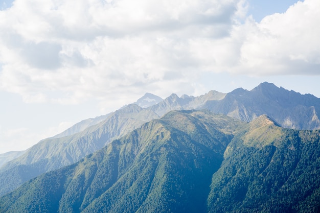 Imagen de la pintoresca zona montañosa contra el cielo azul