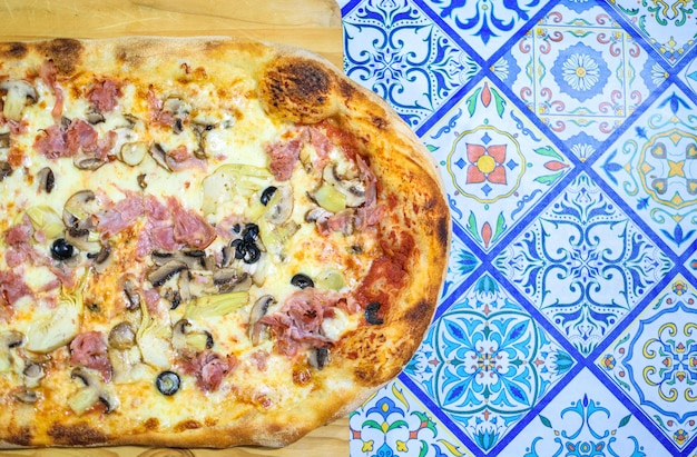 Imagen de pizza italiana tradicional con espacio de copia