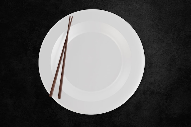 Imagen de un plato blanco con palillos en el plato.