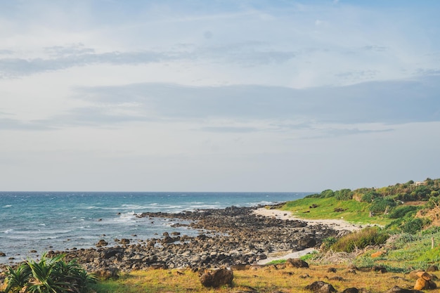 Imagen de una playa azul clara junto a la isla