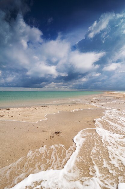 Imagen de la playa y el cielo dramático.