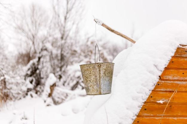 Imagen de pozo en la nieve, cubos en invierno