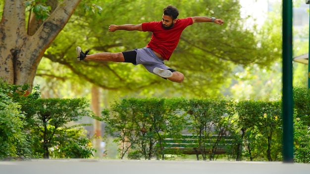 Imagen de práctica de patada voladora practicando patada de karate en el parque