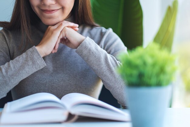 Imagen del primer de un libro de lectura hermoso de la mujer asiática joven