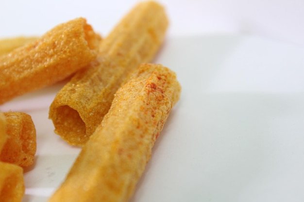 Foto imagen en primer plano de bocadillos de pappad fritos y crujientes con fondo blanco