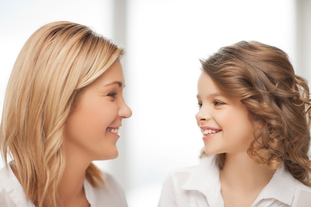 imagen en primer plano brillante de madre e hija