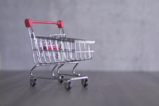 Imagen en primer plano del carrito de compras rojo con espacio de copia para el texto Concepto de negocios y compras