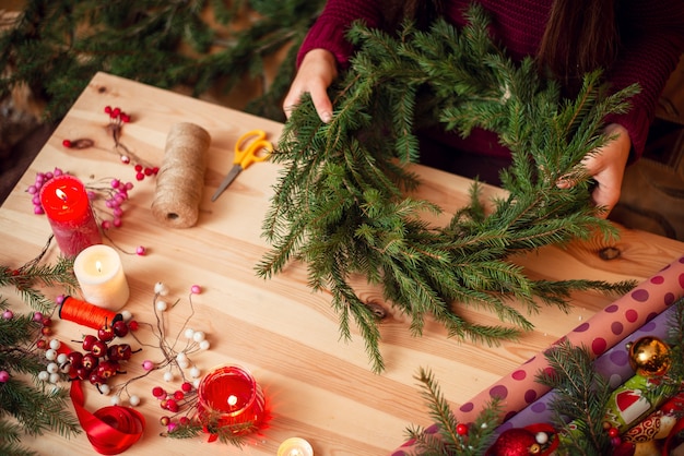 Imagen de primer plano de una corona de Navidad y adornos en una mesa