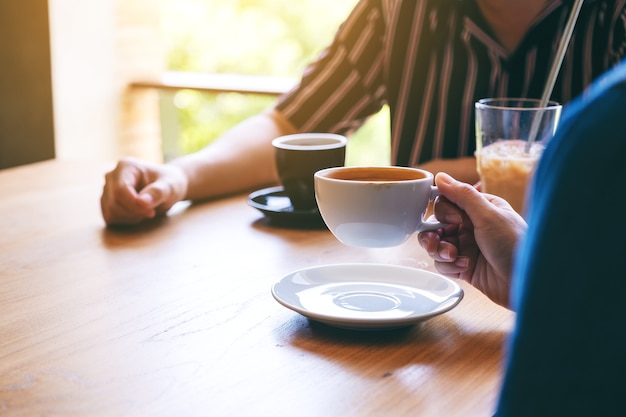 Imagen de primer plano de la gente disfrutaba tomando café juntos