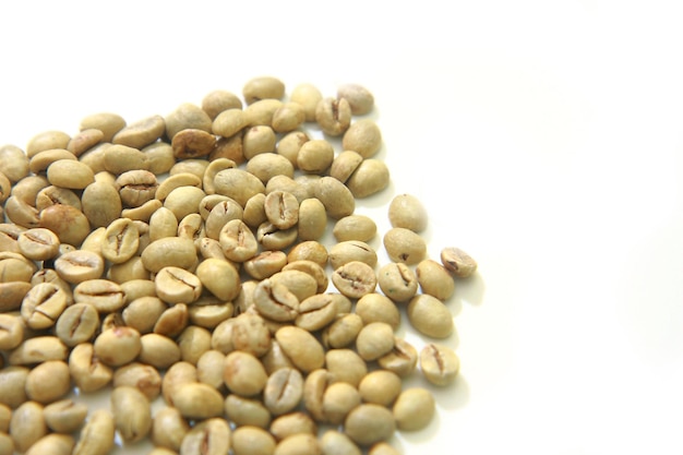 Imagen en primer plano de granos de café crudos aislados en blanco