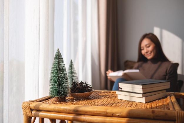 Imagen de primer plano de una hermosa joven asiática leyendo un libro en casa