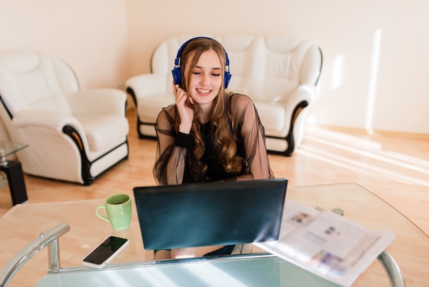 Imagen de primer plano de la joven directora profesional con ordenador portátil, empresaria trabajando desde casa a través de una computadora portátil