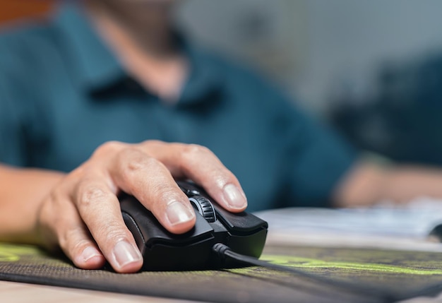 Foto imagen de primer plano mano humano usando el ratón de la computadora codificación o análisis de datos desarrollador de programas