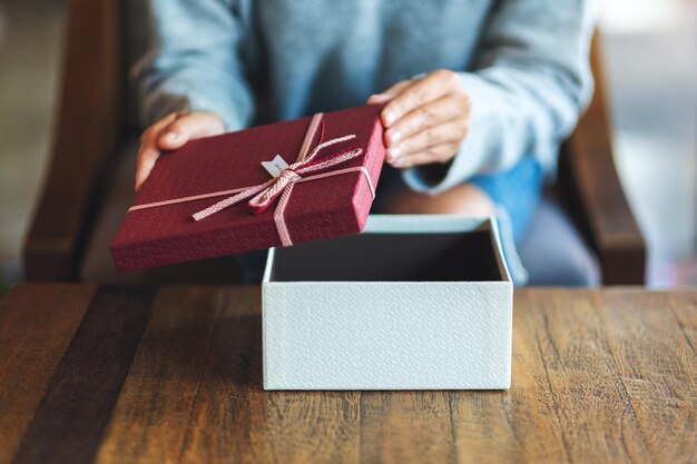 Imagen de primer plano de una mujer abriendo una caja de regalo